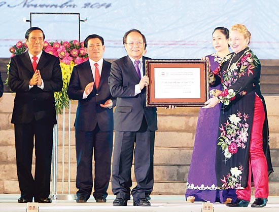 Representative of UNESCO in Vietnam and head of the UNESCO Hanoi office Katherine Muller Marin hands over UNESCO’s certificate recognizing Vi- Giam folk singing as an Intangible Cultural Heritage of Humanity to Minister of Culture, Sports and Tourism Hoang Tuan Anh in the ceremony on January 31st, 2015. (Photo:SGGP)
