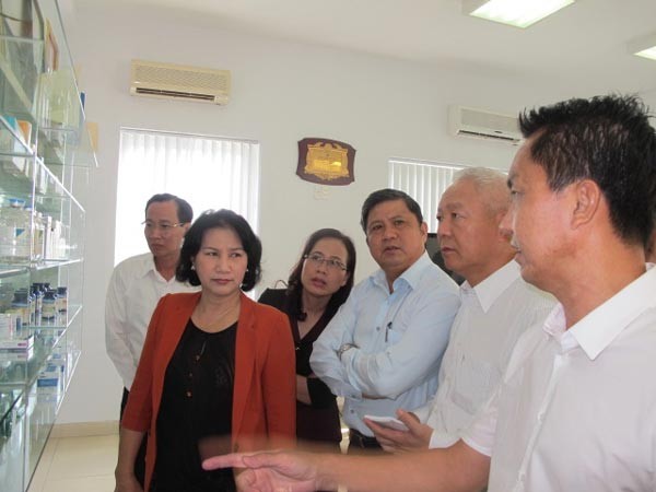 Ms. Kim Ngan ( in red) listens to leaders of nanogen Biopharmaceuticals Company in her visit to the Hi-tech park in Ho Chi Minh City (Photo: SGGP)