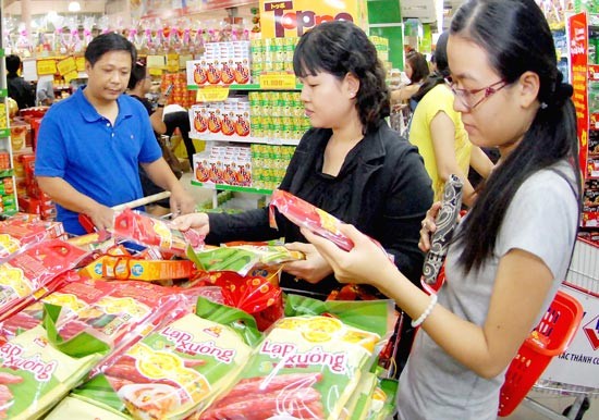 Vietnamese Consumers choose Chinese sausages at Co.opmart Cong Quynh in HCMC (Photo: SGGP)
