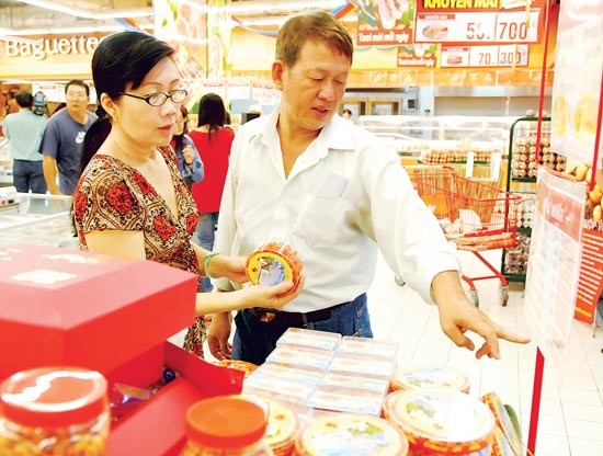 Customers choose jam products at a supermarket in HCMC (Photo: SGGP)