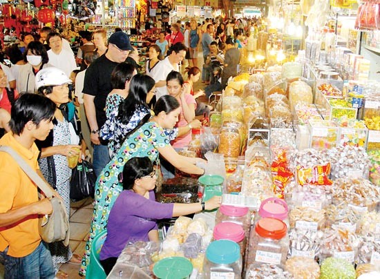 The market has entered peak shopping time for Tet holidays (Photo: SGGP)