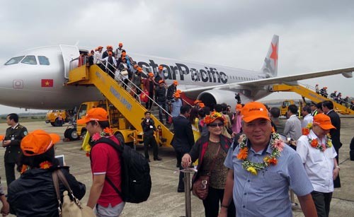 Passengers on the first flight from Ho Chi Minh City to Dong Hoi. (Photo: Sggp)