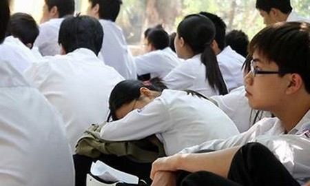 A recent ministry survey in Ha Noi and Hai Duong province showed 95.33 per cent of interviewed high-school students and 85.92 per cent of university students had problems in life and at school. — Photo motthegioi