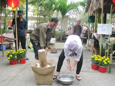 Mekong Delta's artisans introduce Banh Phong of tradition career at the event -SGGP Weaving sedge mat -SGGP