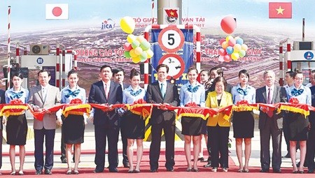 Prime Minister Nguyen Tan Dung cuts the ribbon to open the HCM City-Long Thanh-Dau Giay expressway yesterday (Photo: VNA/VNS)