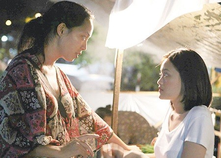 In the middle of production: Nguyen Hoang Diep (left) directs an actress in Flapping in the Middle of Nowhere. — Photo baomoi.com
