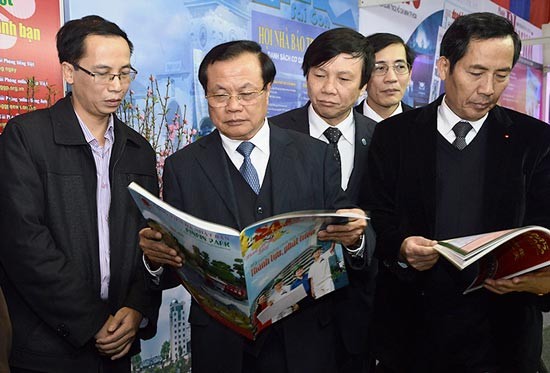 Leaders of ministries and departments visited Sai Gon Giai Phong Newspaper's display booth on February 9. (Photo:SGGP)