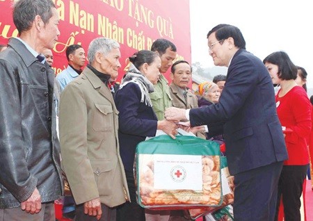 President Truong Tan Sang presents gifts to families from My Son and Nhan Son communes of Do Luong District in Nghe An Province.—VNA/VNS Photo Nguyen Khang