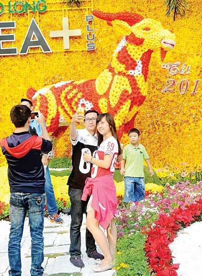 The city's people visit spring flower festival at Tao Dan Park -Photo: SGGP