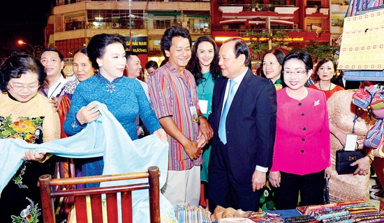 HCMC Party's Committee Secretary Le Thanh Hai sees handicraft products at the Flower Street (Photo: SGGP)