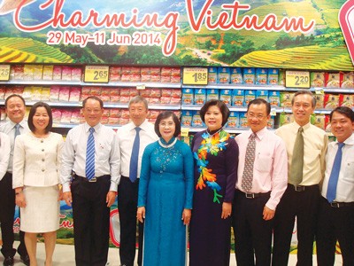 HCMC leaders and representatives of NTUC FairPrice Group in front of a stall displaying Vietnamese goods (Photo: SGGP)