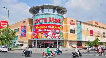 The facade of the Lotte Mart in central Da Nang City. Vietnamese retailers are facing increasing competition pressure from foreign businesses after the Government allowed wholly-owned foreign firms to open in Viet Nam last month under free trade obligations. — Photo courtersy baodanang.vn