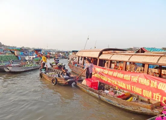 Tặng quà tết tiểu thương chợ nổi Cái Răng