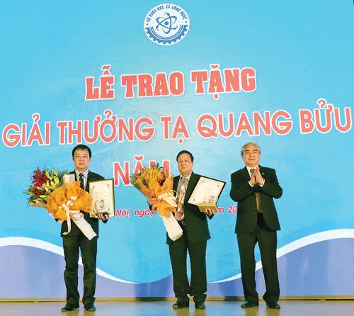 Sự khiêm tốn của hai nhà khoa học có tầm