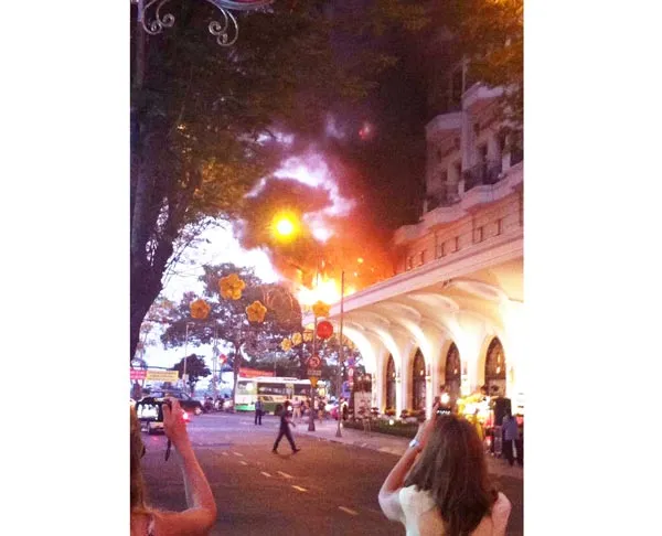 Cháy bảng quảng cáo khách sạn Majestic