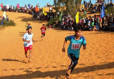 Hơn 250 vận động viên thi chạy vượt đồi cát Mũi Né