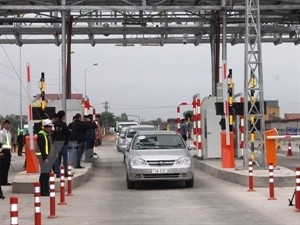 The MoT held a ceremony to commence trial operation of an electronic toll collection system (ETC) at the Km604+700 station on National Highway No1 in the central province of Quang Binh on March 13.(Photo:VNA)
