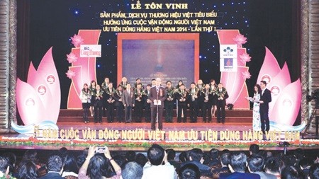 Some 100 businesses across the country receive the awards for the top Vietnamese brands of 2014 yesterday (Photo: VNA/VNS)