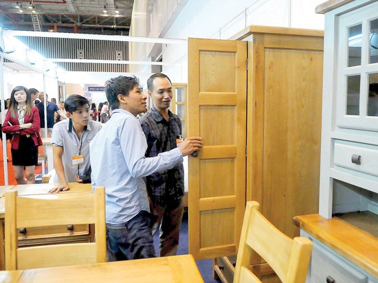 Customers visit the stand of Gecko Company at the VIFA-EXPO 2015. (Photo: SGGP)