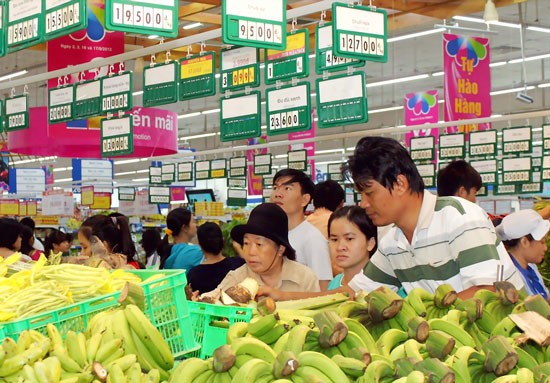 Customers buy vegetables at a supermarket in HCMC (Photo: SGGP)