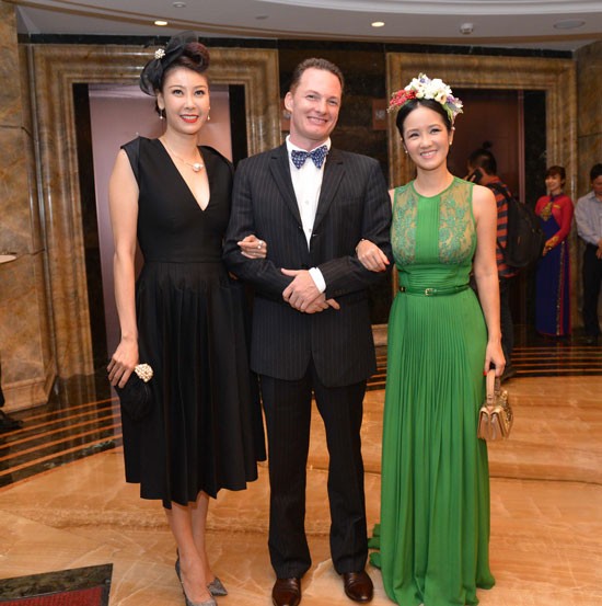 Diva Hong Nhung (R) and former Miss Vietnam Ha Kieu Anh (L).