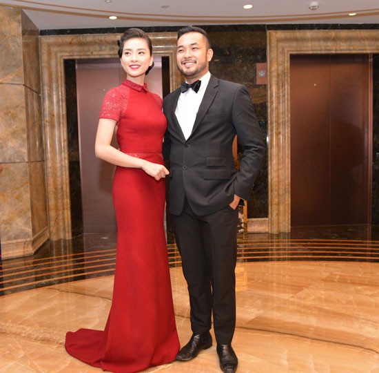 Singer and actress Ngo Thanh Van (L).