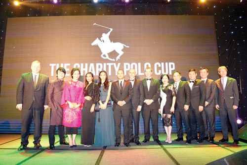 The owner of Saigon Times Square and members of royal families pose a photo at the auction in the framework of Charity Polo Cup last Friday.