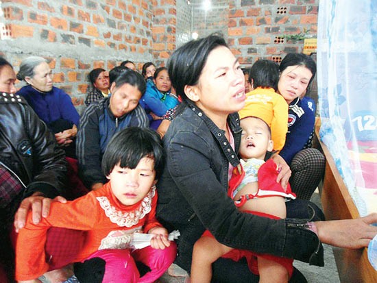 Wife, children and relatives of dead worker Nguyen Van Lich in a remote and poor village in the mountainous commune of Lam Trach, Bo Trach District, Quang Binh province (Photo: SGGP)