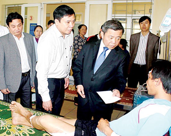 Ha Tinh leaders visit and give financial aid to injured workers at Ha Tinh General Hospital (Photo: SGGP)