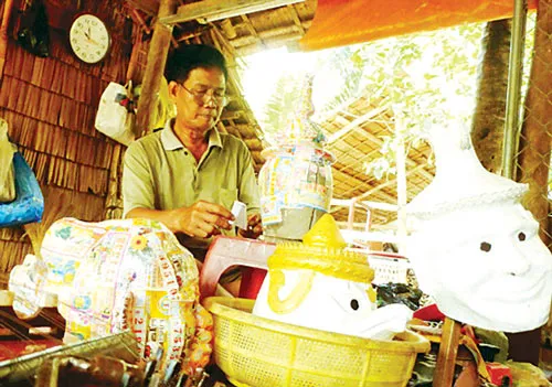 Chế tác mão, mặt nạ của người Khmer: Nguy cơ mai một