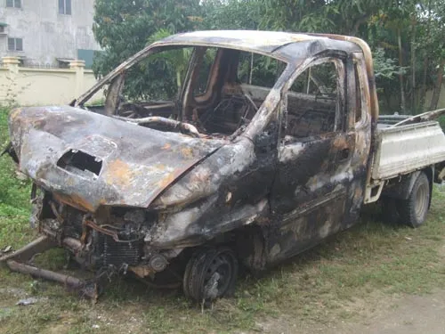 Xe bán tải đâm vào tường bốc cháy, một người tử vong