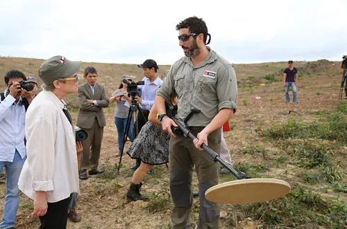 Mỹ hỗ trợ rà phá bom mìn tại Quảng Trị