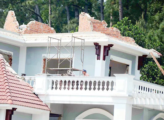 Tháo dỡ 2 biệt thự xây trái phép trên núi Hải Vân