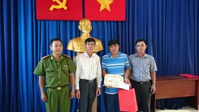 TPHCM tuyên dương người nhặt đinh