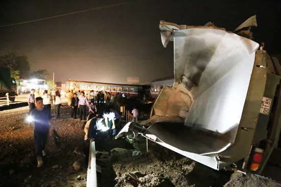 Tàu SE5 đâm xe tải, 1 người chết và 4 người bị thương