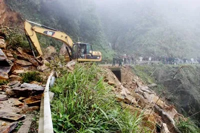 Sạt lở trên quốc lộ 8A gây ách tắc tại cửa khẩu quốc tế Cầu Treo