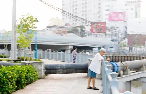 Ống nước cản bước bộ hành