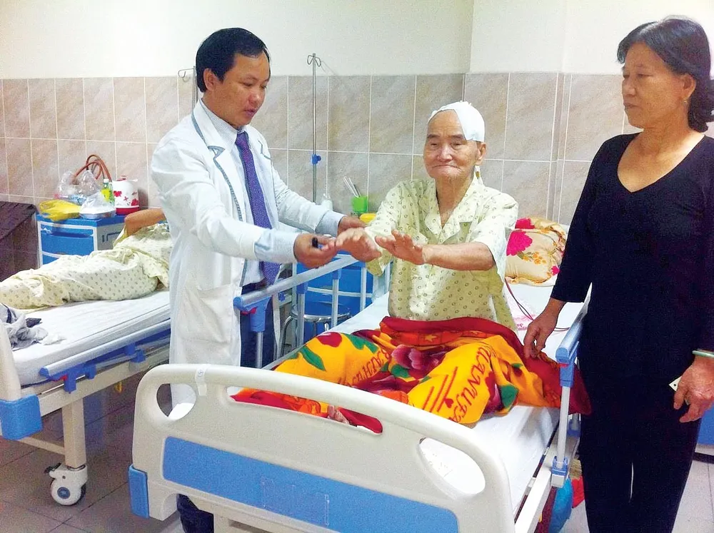 Cứu sống bệnh nhân 100 tuổi tụ máu não, hôn mê