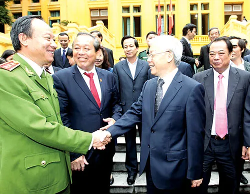 Không để nén bạc đâm toạc công lý