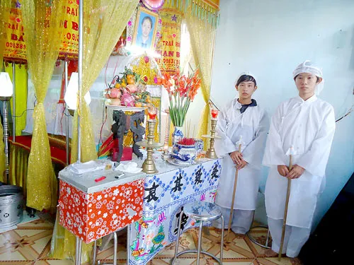 Câu cá, bắt ốc nuôi cha  bệnh tâm thần