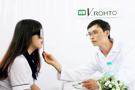Khám mắt miễn phí 34.000 học sinh