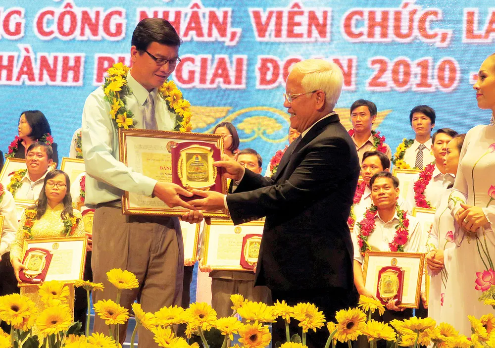 Tuyên dương 12 tập thể và 194 công nhân, viên chức, lao động điển hình