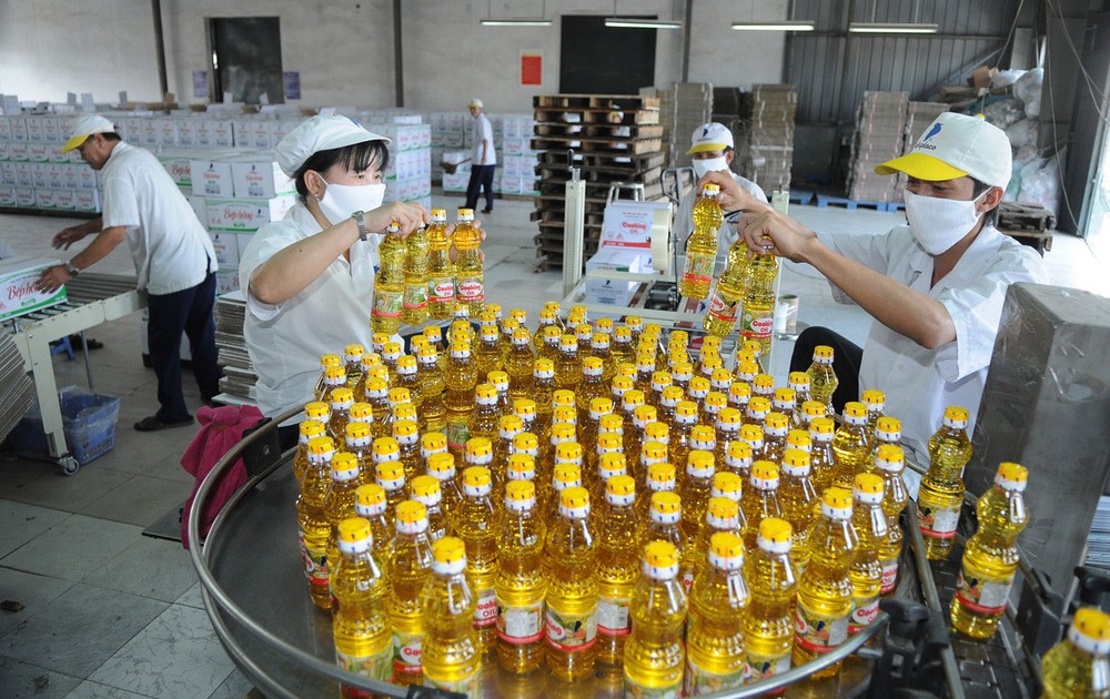 Nakydaco Company produces cooking oil for the price subsidization program in HCMC (Photo: SGGP)