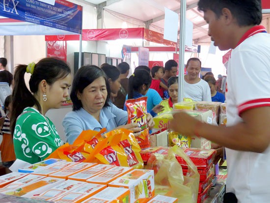The Cambodians go shopping at the fair opened in Battambang on April1st, 2015. (Photo: SGGP)