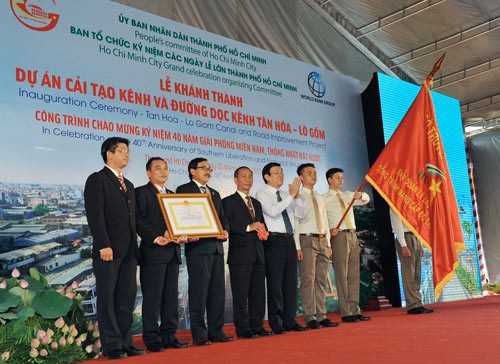 President Truong Tan Sang presented Labour Order, second class, to the city’s management board for urban infrastructure upgrade. (Photo: Sggp)