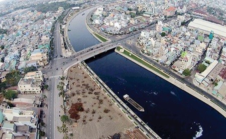 A photo shows the new look of a stretch of Tan Hoa - Lo Gom Canal after the canal underwent a comprehensive clean-up in HCM City. — Photo zing.vn
