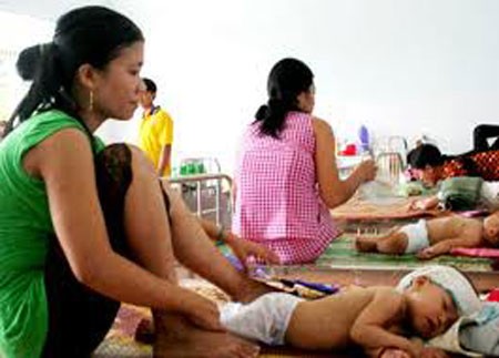 Children get disease due to the hot weather.(Photo:SGGP)