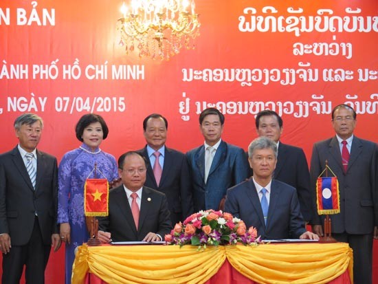 Deputy Chairman of the Ho Chi Minh City People's Committee, Tat Thanh Cang (L) and his Lao counterpart, Vientiane Vice Mayor Mr Somvandy Nathavong signed a cooperation agreement. (Photo: Sggp)