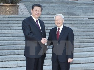 General Secretary of the Communist Party of China and President Xi Jinping (L) welcomes Party General Secretary Nguyen Phu Trong (Photo: VNA)