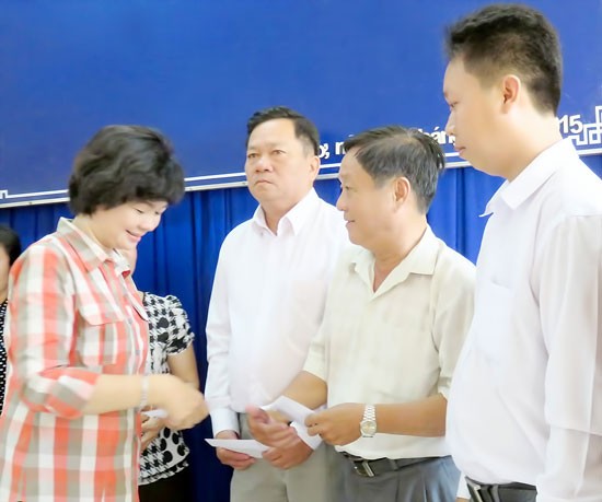 Deputy editor in chief of SGGP Ly Viet Trung gives gifts to fishermen in Can Gio -Photo: VNga